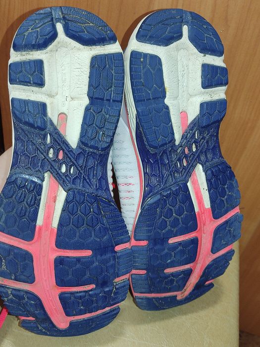 Кросівки ASICS,в чудовому стані