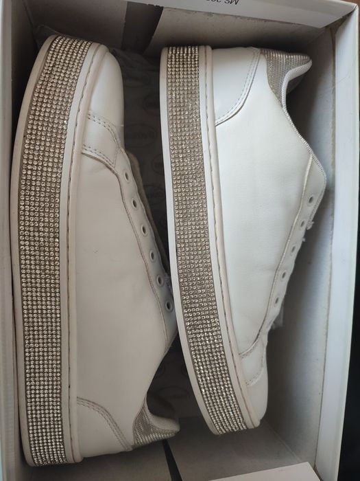 Białe sneakersy damskie