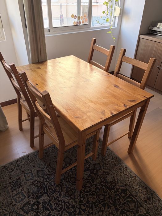 Mesa Ikea com 4 cadeiras de pinho
