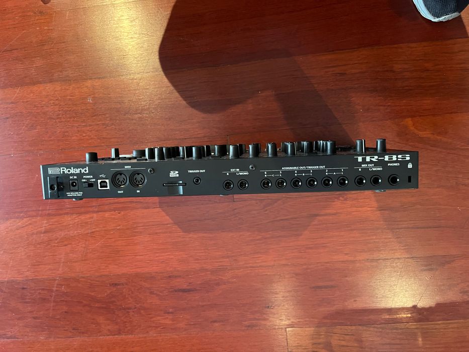 Roland tr-8s drum machine