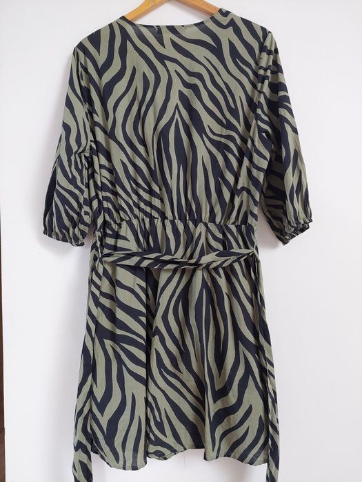 Sukienka z paskiem wzór zebry Reserved