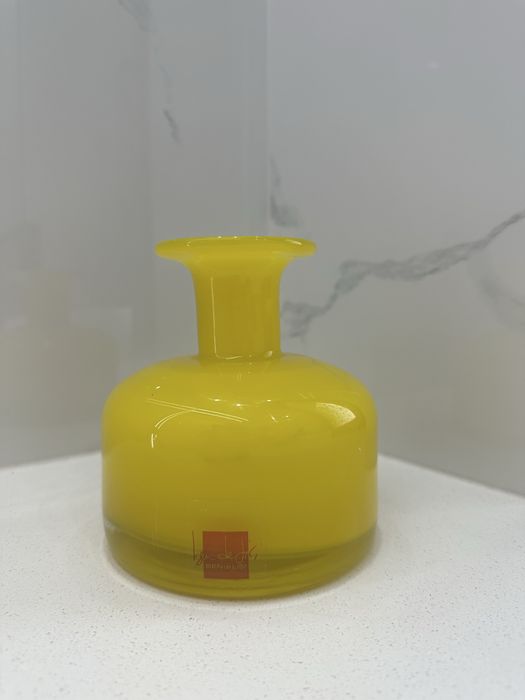 intensywnie żółty wazon, wykonany z szkła, gładki, jednolicie barwiony