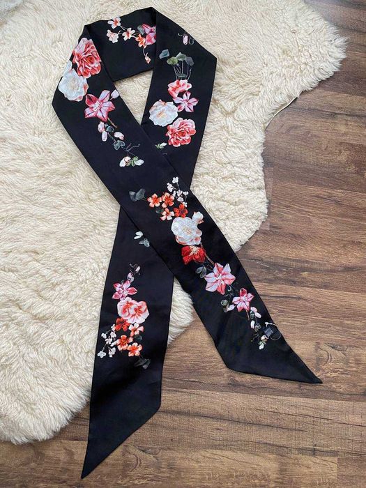 Нова стрічка твіллі із шикарним квітковим мотивом, 100% шовк, Італія