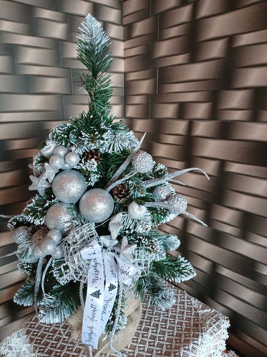 Choinka sztuczna na pniu 70cm z ozdobami i lamkami LED - ubrana