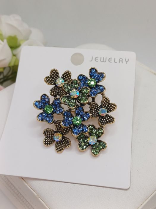 Ozdobna broszka z kwiatkami