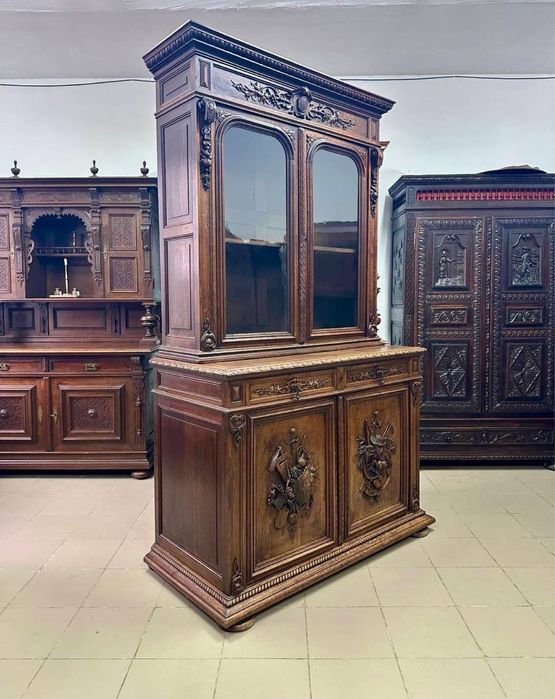 Різьблений обідній гарнітур вітрина сервант дерево стіл стільці 4003