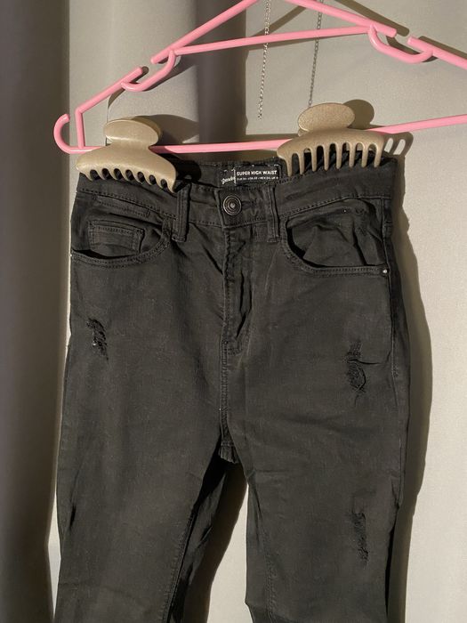 Czarne spodnie jeansowe jeansy z super wysokim stanem z dziurami