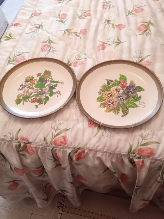 Dois pratos decorativos pintados á mão pintados em 1991