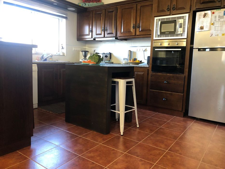 Ilhas de madeira para cozinha.