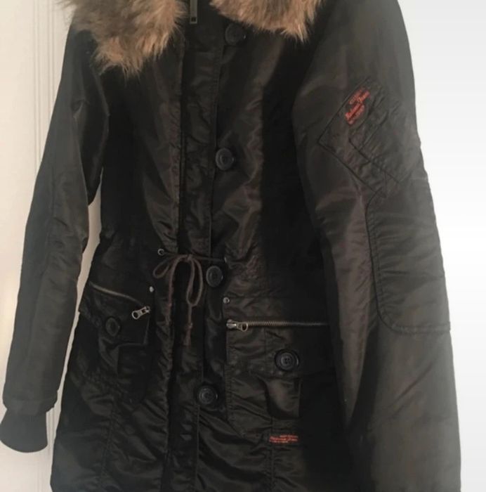 czarna zimowa kurtka długa z futerkiem i kapturem ocieplana Madonna M