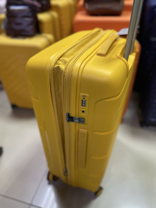 Валіза середня з поліпропілену MODO з розширенням ЗИЖКА 5%