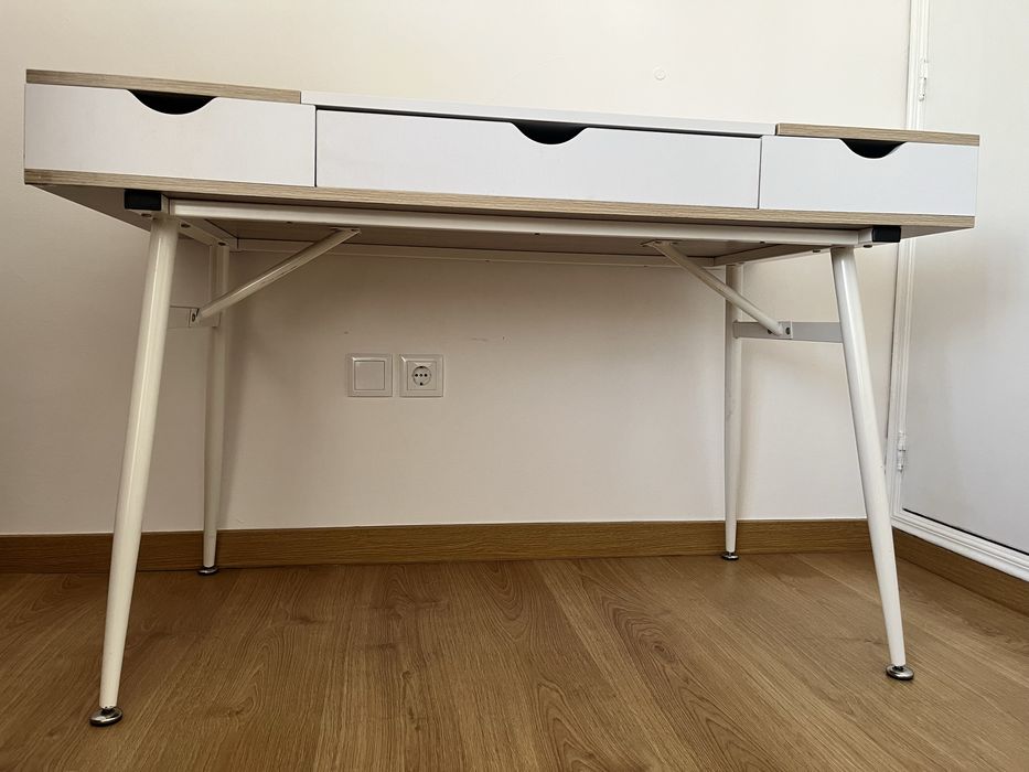 Secretária com muita organização como nova