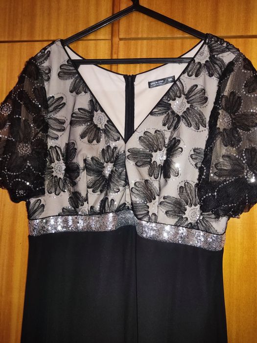 Vestido com flores e brilhos