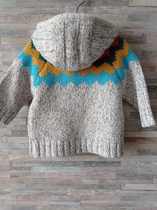 Ciepły sweter z kapturem.