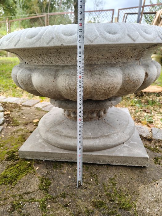 Duża betonowa donica ogrodowa  w stylu klasycznym o średnicy 63 cm