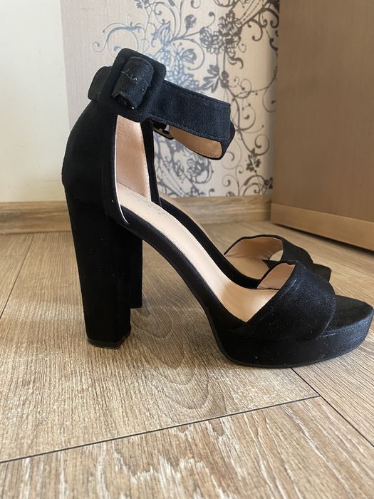 Czarne sandały na słupku Kendall