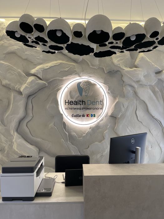 Стіна скеля, скала , художній рельеф на стіні , декоративна штукатурка