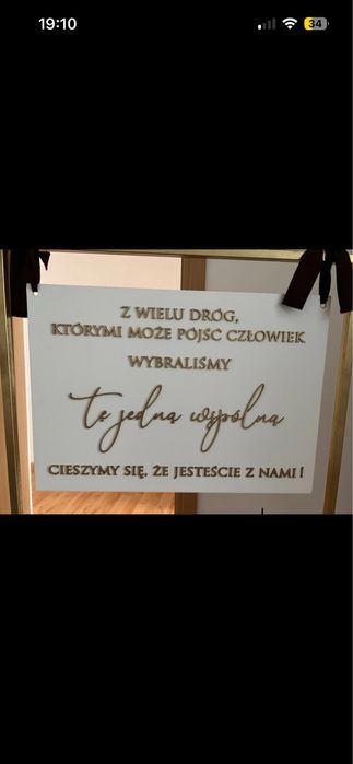 Zloty stojak z tablicą powitalną