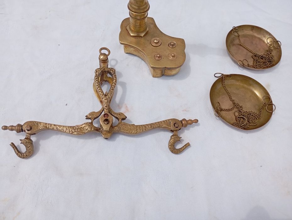 Balança em latão antiga com 39 cm altura com pesos