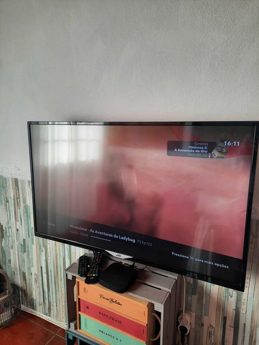 TV JVC LED 32" Full HD