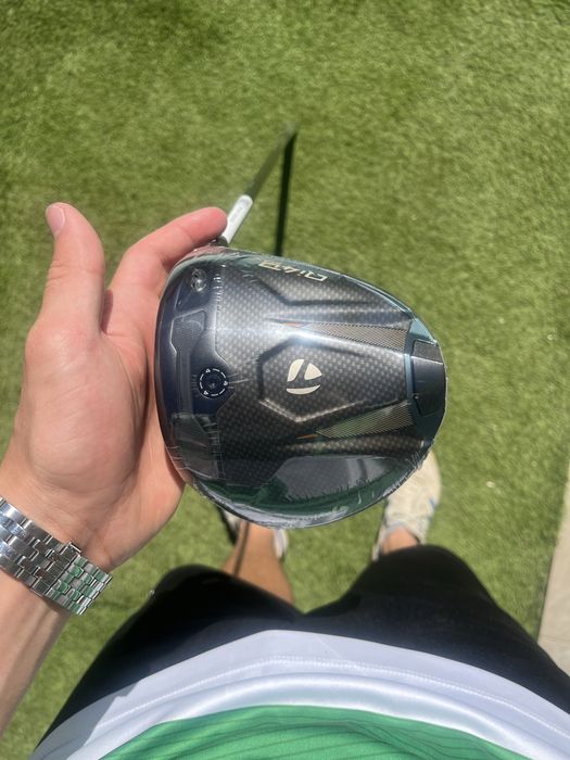 TaylorMade Qi4D Driver, com o corpo em carbono