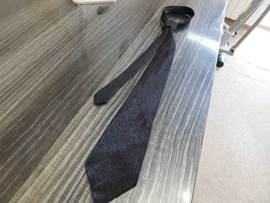 Стильный мужской галстук.