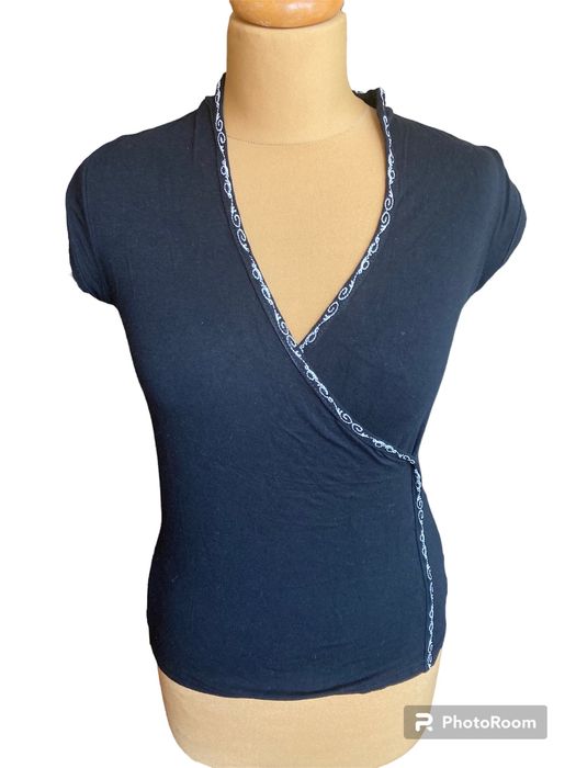 Czarna koszulka z dekoltem