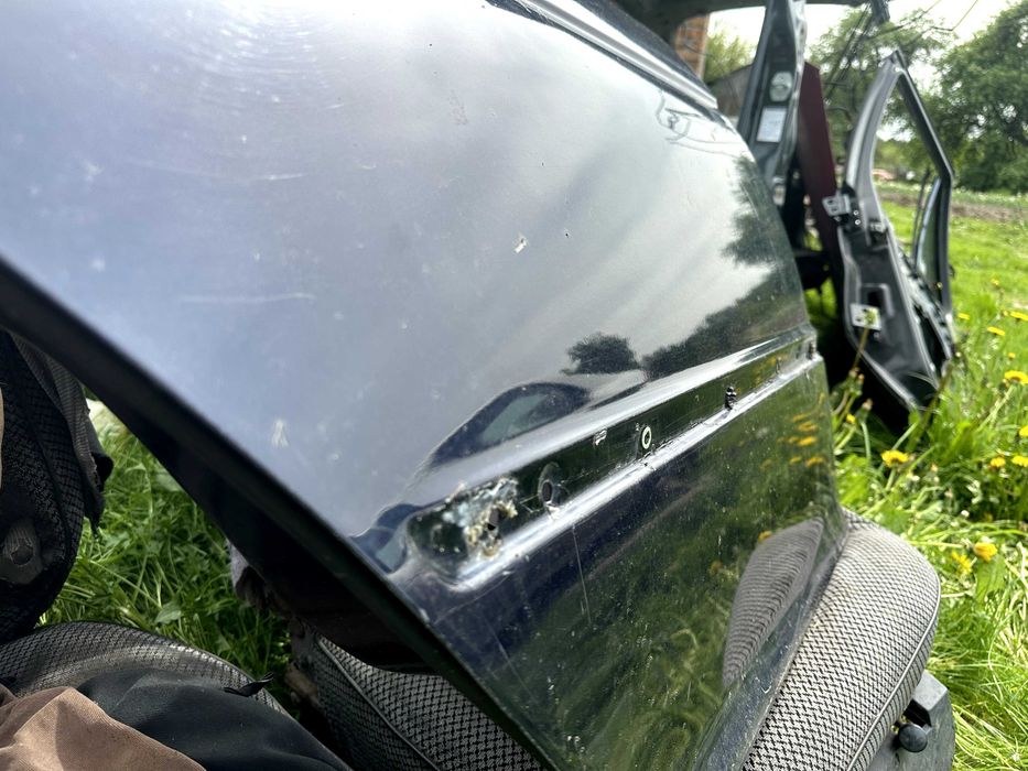 Задня права синя дверка БМВ е46 седан синій колір правая дверь двері