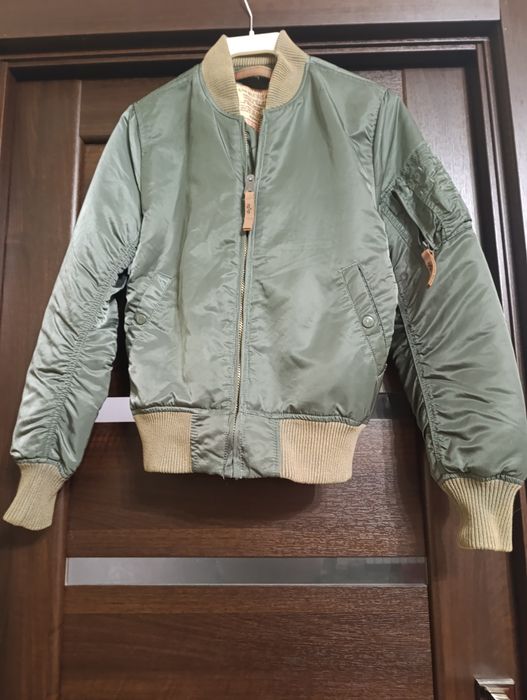 Куртку-бомбер Alpha Industries MA-1