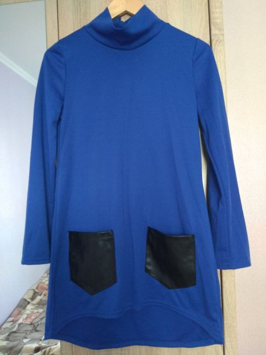 Платье с кожаными карманами. Цвет электрик