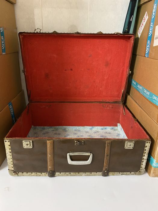 Mala de porão antiga para decoração