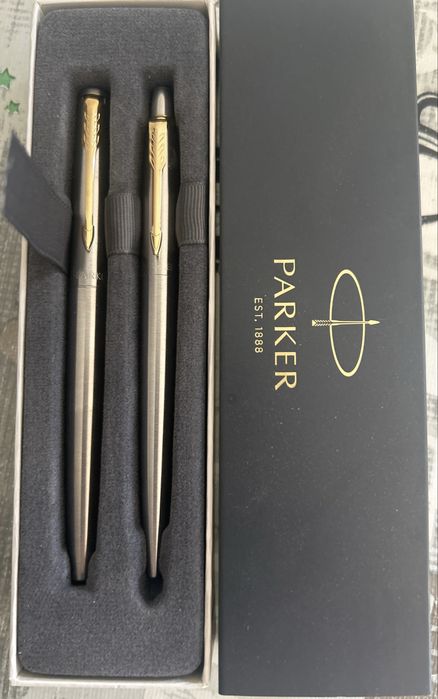 Conjunto de 2 Canetas Parker Jotter Stainless Steel GT (Aço Inoxidável com Detalhes Dourados) — Totalmente Novas.