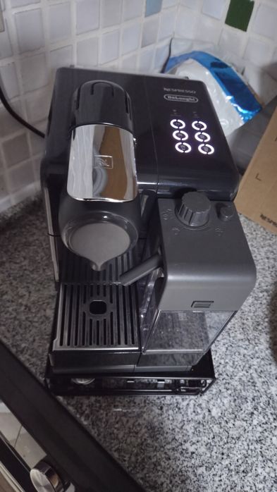 Maquina de Café Nespresso Delonghi Lattissima