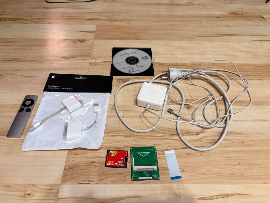 MacBook Air akcesoria - Ładowarka, MicroDVI, SD to HDD Adapter, Win7