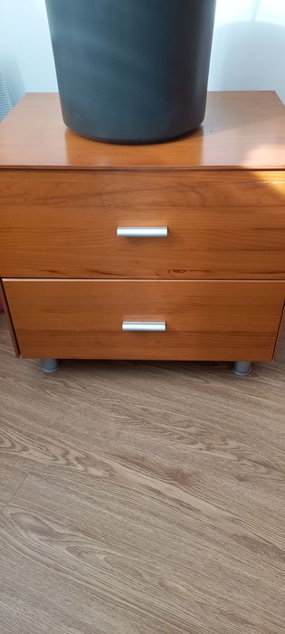 Mesa de cabeceira em madeira