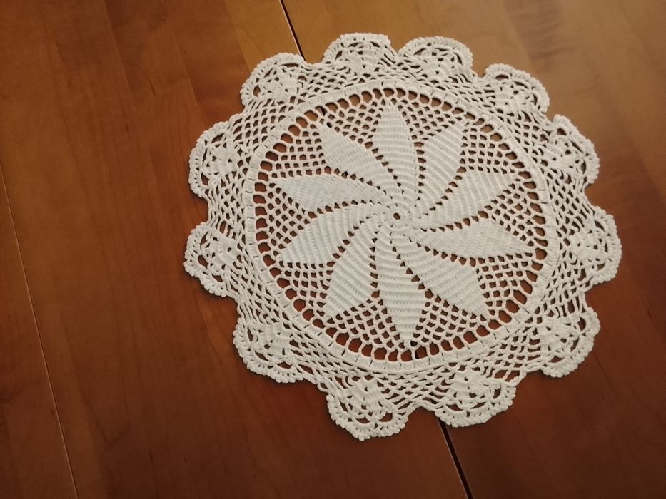 Conjunto de três naperons em crochê feitos á mão