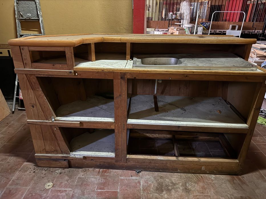 Balcão de Bar em Madeira Maciça com Lava-loiça – Estilo Rústico Profissional