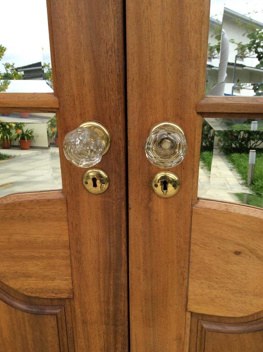Duas portas iguais de madeira de faia444250946137630723