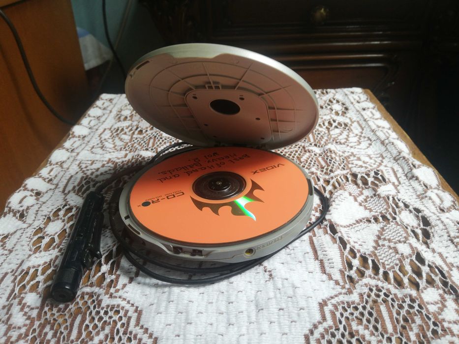 портативний CD-плеєр Sony Walkman моделі D-NE700