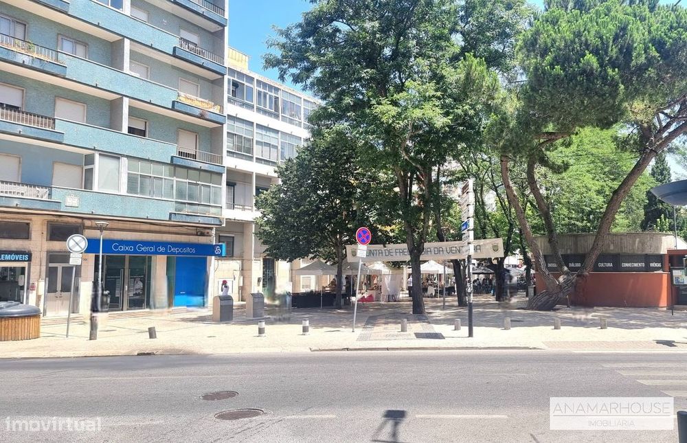 T2 totalmente remodelado com duas varandas num 1 andar, no centro da V