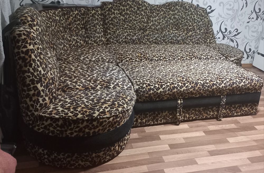 Продам кутовий  диван,ПіД РЕСТАВРАЦІЮ!ДАМАНСКИЙ!