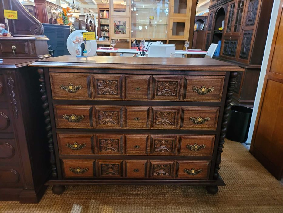 Cómoda em madeira - Muito bom estado geral