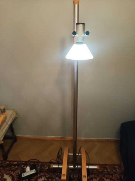 Lampa stojącą w dobrym stanie.