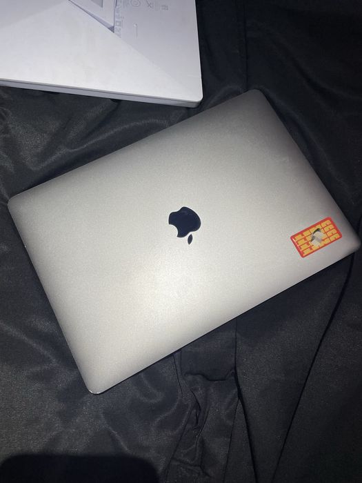 Продам MacBook Pro 2020 8gb/256gb Intel i5
