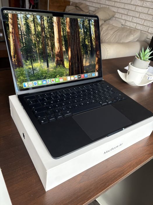 Apple MacBook Air 13.6 M2 8-CORE CPU + 8-CORE GPU / 16GB RAM / 256GB SSD