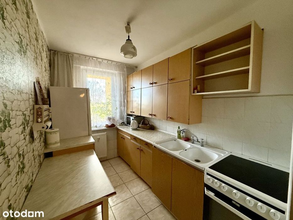 M 3 z balkonem w zielonej okolicy