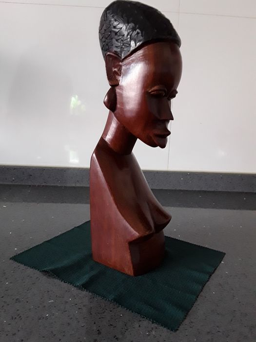 África figura em madeira
