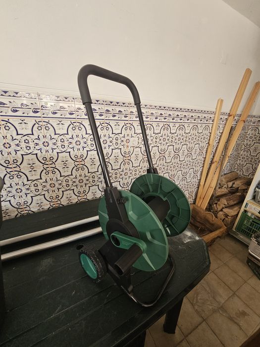 Carrinho porta mangueira.