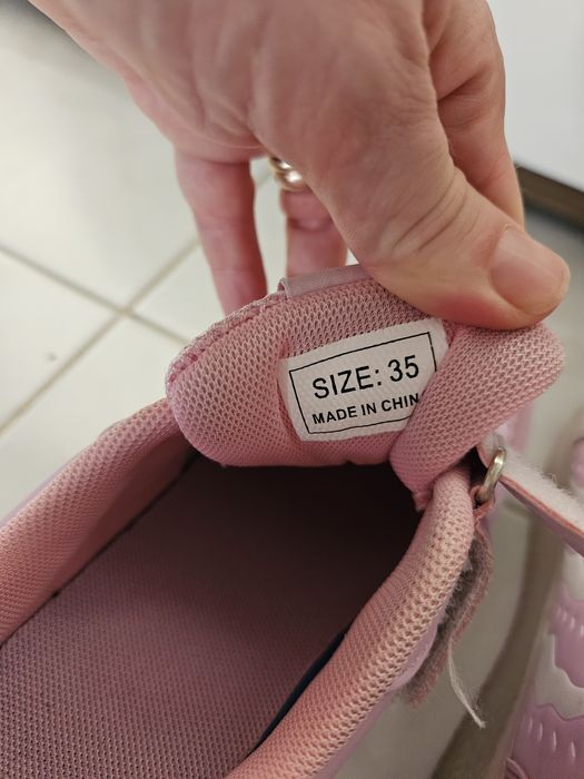 Sapatos com luzes e rodas para menina