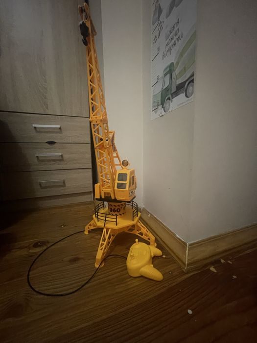 Іграшковий підйомний кран на радіокеруванні з пультом